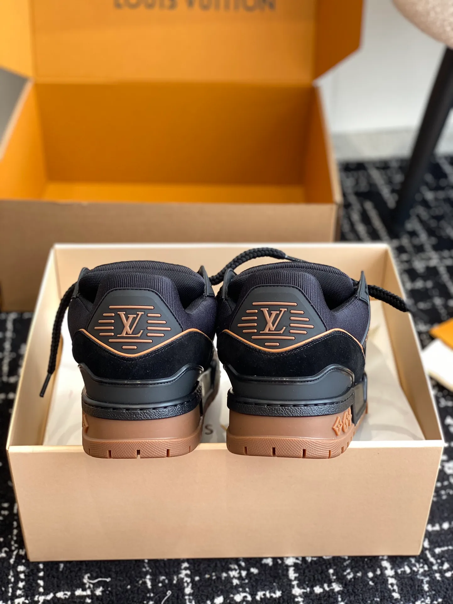👟👟Ex-factory price 840👟👟 The latest upgraded version of lvtrainer Little Fatty 2023 is the same as the original version. Exclusive mold opening. Market ceiling level. Welcome to compare. At the Louis Vitton 2023 show, the new Trainer was unveiled. The new shoe style did not change much in the upper design, but the shoe shape became wider. Thicker and larger tongues replace the original visual effect. Since the launch of Lanvin bread shoes, this fat shoe style has become more and more popular!  Select imported calfskin/denim splicing/Yangjing material, exclusive molded outsole fasteners, decorative accessories can be removed at will!  Size: #35-45 (⚠️40 for women, 45 for men, customization is non-refundable)